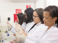 Funcesi e Sepro: alunos de curso técnico do Sepro participam de aula de Química e Microbiologia nos laboratórios da faculdade
